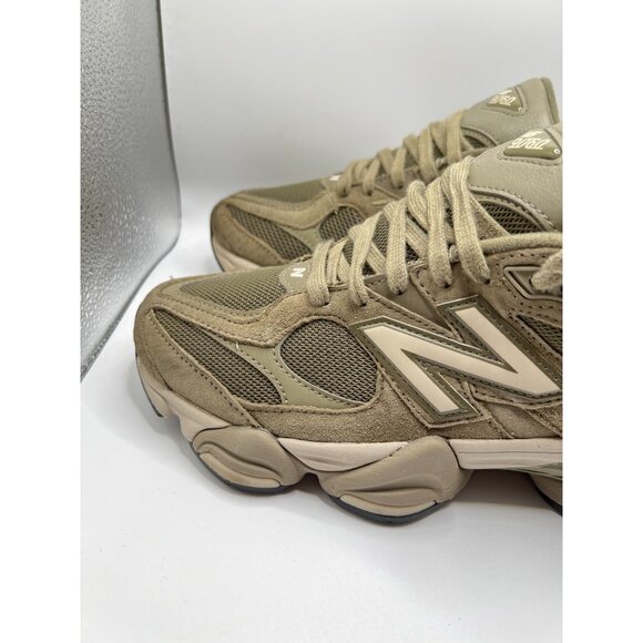 New Balance Women's Sneakers in Tan and Cream - Picture 3 of 11